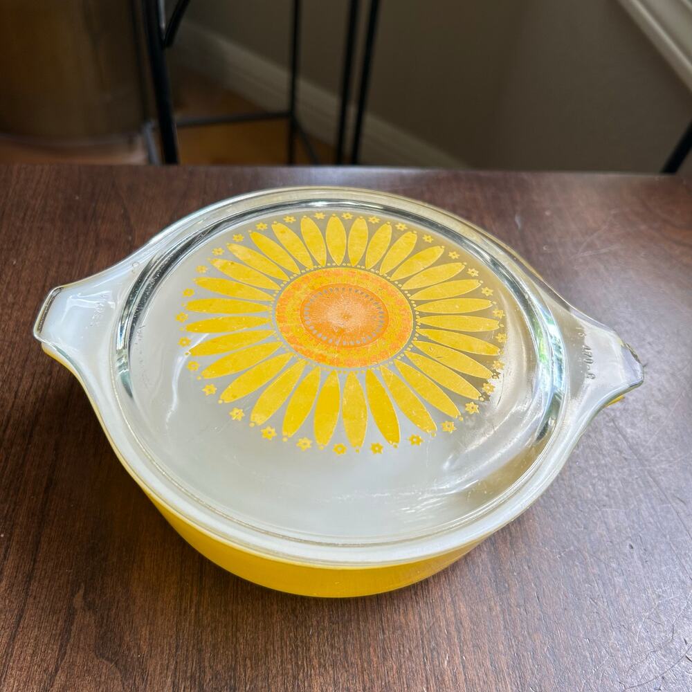 Pyrex Sunflower Casserole Dish #471 (1 Quart) - yellow clear lid